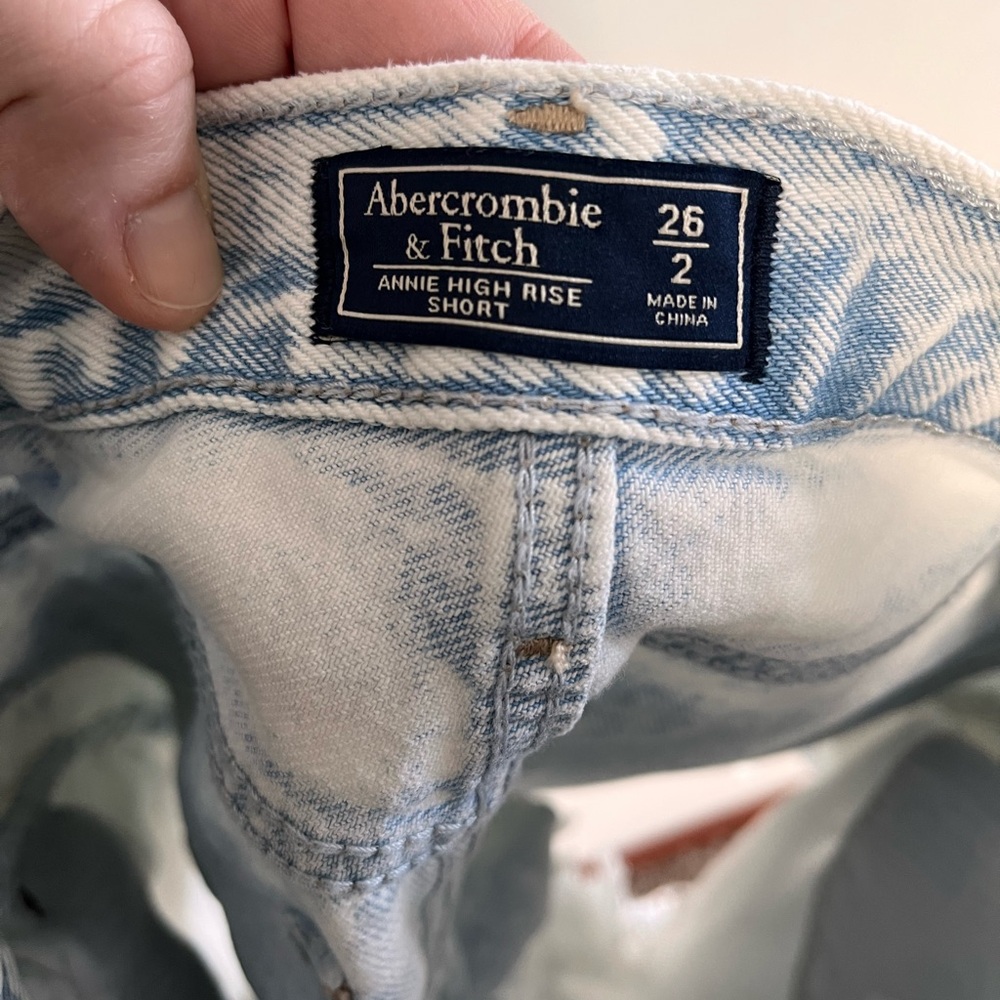 Abercrombie & Fitch Annie High Rise Short Light Acid Wash Distressed Denim 26 2 - Picture 4 of 4